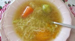 מרק ירקות עם עוף ואיטריות